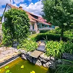 Chalet By The Creek Vászoly