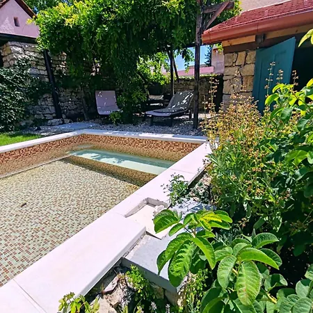 By The Creek Vászoly