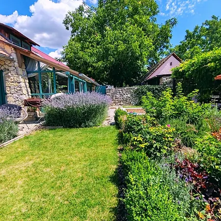 Estate By The Creek Vaszoly
