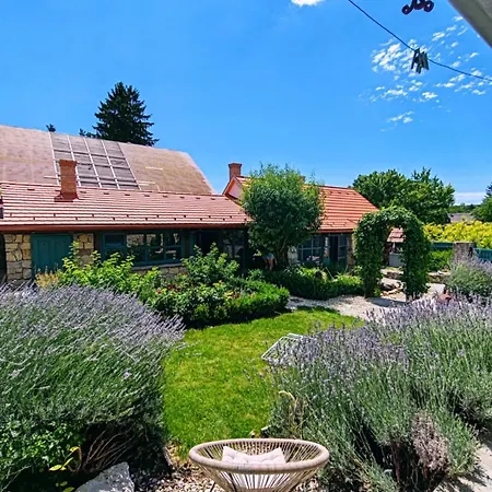 シャレー By The Creek