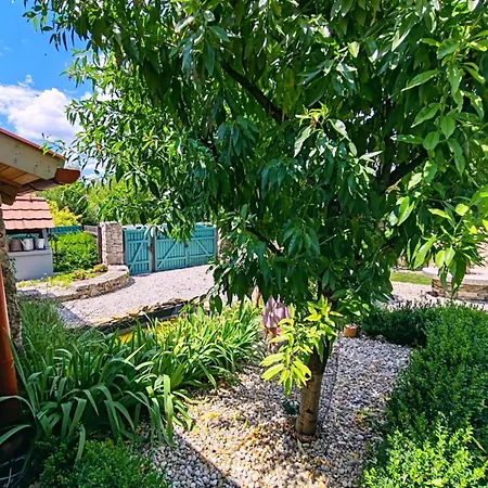Estate By The Creek Chalet *