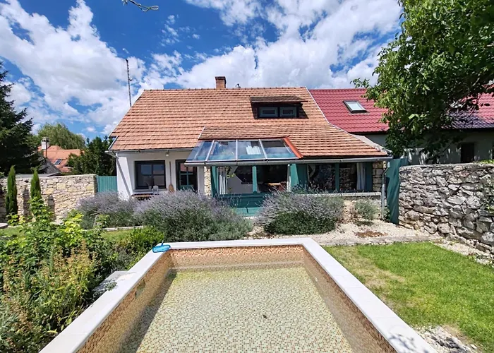 By The Creek シャレー